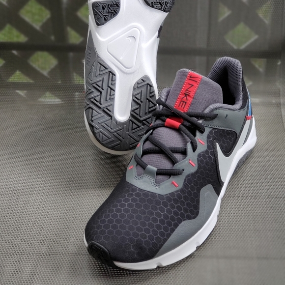 NEW Nike Legend Essential 2 Trainers shoes Size 10 - Picture 2 of 6